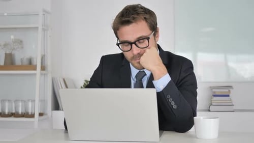 Müder Geschäftsmann schläft bei der Arbeit