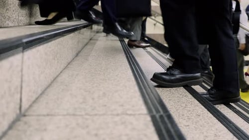 Japanische Pendler mit niedrigem Winkel