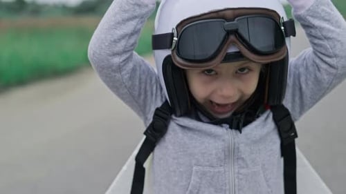 Fille portant des lunettes de protection et un casque. Enfant portant des lunettes de pilote.