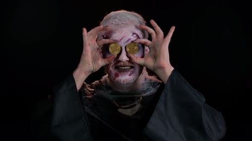 Un homme effrayant aux cicatrices sanglantes fait face à un zombie d'Halloween montrant des bitcoins dorés minant la technologie future