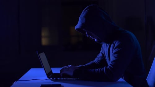 Hacker que usa una computadora portátil para un ataque cibernético 3
