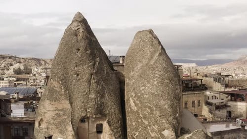 Anciennes habitations en pierre sculptées dans du tuf en Cappadoce