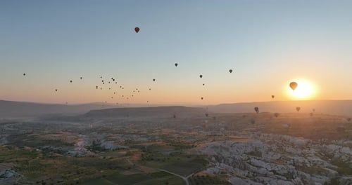 Drohnenansicht eines bunten Heißluftballons, der über Kappadokien fliegt