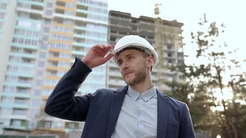 Portrait eines Ingenieurs in einem Bauhelm