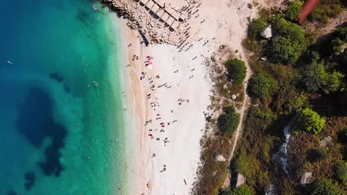 Vista aérea da costa do Adriático na ilha albanesa.