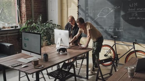 Zwei Arbeiter benutzen Computer