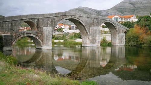 Antiguo puente histórico en Trebinje Bosnia