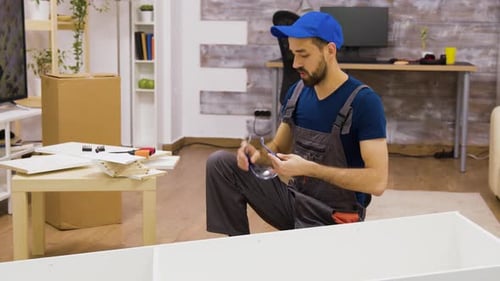 Trabajador masculino usando gafas de protección antes del montaje de los