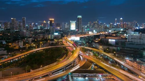 Tráfico nocturno de la ciudad