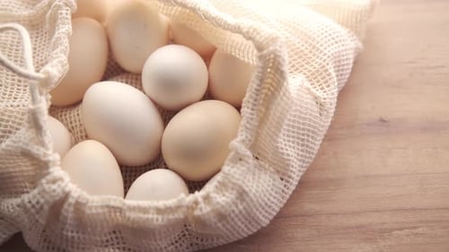 Primer plano de huevos en una bolsa de compras reutilizable en la mesa