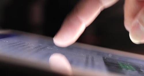 Touchscreen des Tablets mit Fingerberührung