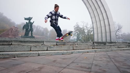 Tomber d'une planche à roulettes en dehors de Bad Trick Skater Error Ralenti