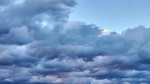 Wolken in der Dämmerung