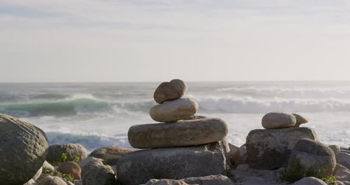 Nahaufnahme einer Felsformation an einem Strand mit Meer und Wellen