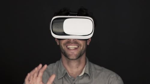 Zeitlupenaufnahme eines Mannes, der den Virtual-Reality-Simulator genießt