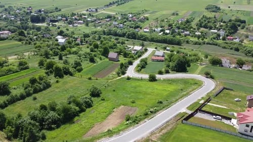 Vista aérea desde un Zumbido de un sobrevuelo sobre el paisaje agrícola rural.