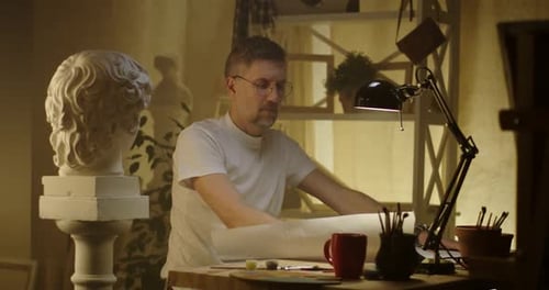 Künstler zeichnen am Tisch