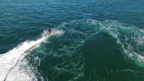 Acrobaties avec Flyboard dans l'océan.