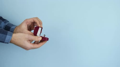 Rote kleine Schachtel mit Verlobungsring