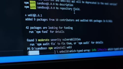Der Entwickler betrachtet den HTML-Code auf einem Computerbildschirm. HTML-Webseiten Scrollcode-Programmierung