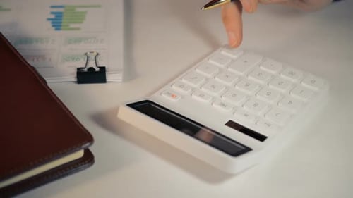 Calculadora y escritorio de contador cercanos