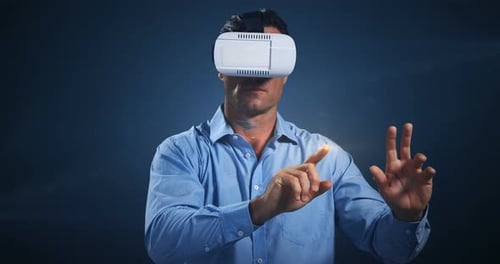 Mann mit Virtual-Reality-Headset und futuristischem Bildschirm