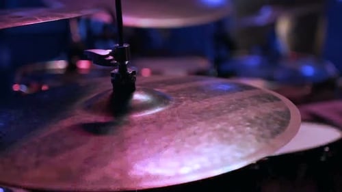 Mann spielt Schlagzeug bei Konzert