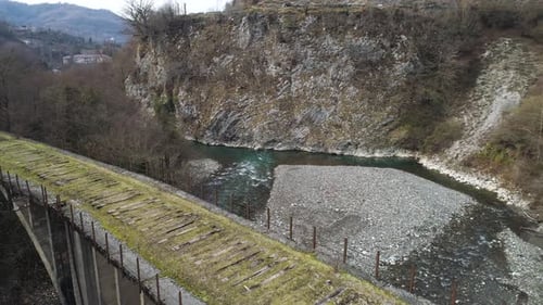 Berglandschaft der alten Brücke