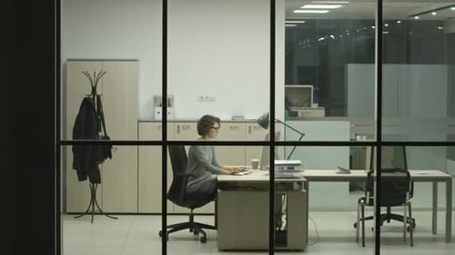 Femme d'affaires travaillant de nuit au bureau