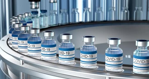 SARS-COV-2 (COVID-19) Massenproduktion des Coronavirus-Impfstoffs: Eine Maschine gießt den Impfstoff und versiegelt die Flasche