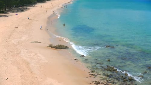 Belle plage tropicale, mer, océan avec ciel bleu et nuage blanc