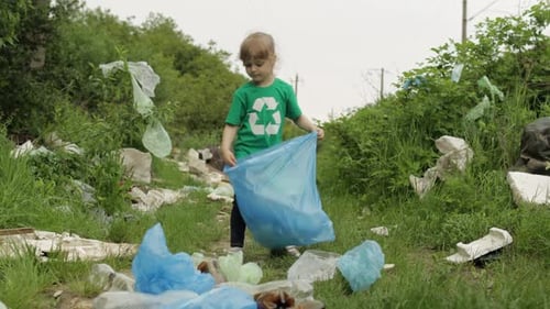 Niña voluntaria limpiando un parque sucio con bolsas de plástico, botellas. Reducir la basura y la contaminación natural