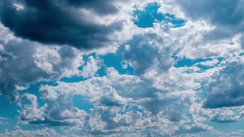 Wolken bewegen sich im blauen Himmel Zeitraffer Hellweiß geschwollener Wolkenraum