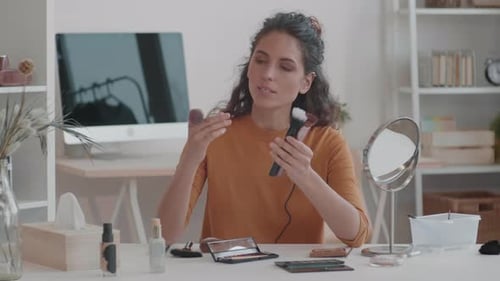 Bloguera de belleza que muestra Pinceles