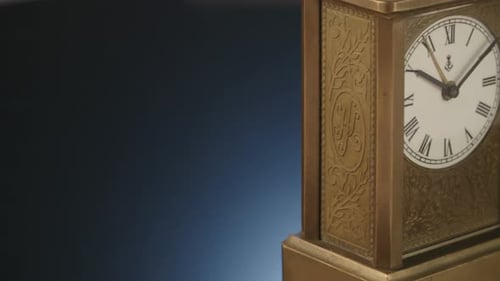 Antique Gold Clock with Intricate Leaf Pattern