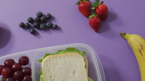 Video eines gesunden Lunchpakets mit Obst und Gemüse