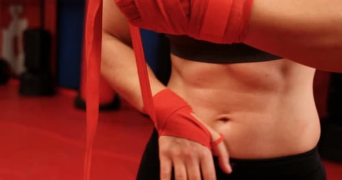 Boxer féminin portant une sangle rouge au poignet