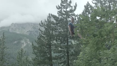 Un homme dévale une montagne en faisant de l'escalade.