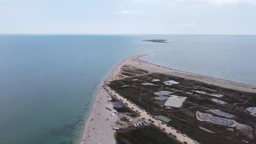 Vue imprenable à vol d'oiseau sur la flèche de sable en été