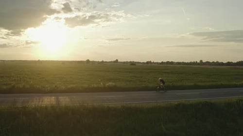 Ein Radfahrer fährt schnell auf der Autobahn