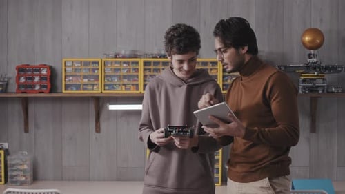 Profesor explicando cómo construir un robot