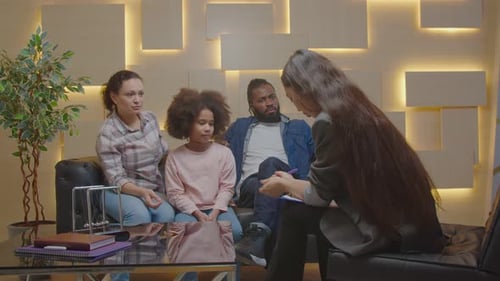 Psicoterapeuta que trabaja con familias multiculturales y niños durante la sesión de terapia