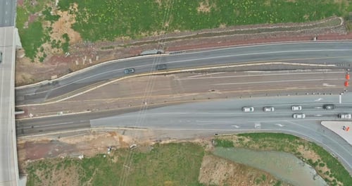 Vista aérea de la autopista, la carretera del cruce de transporte desde el Zumbido de altura