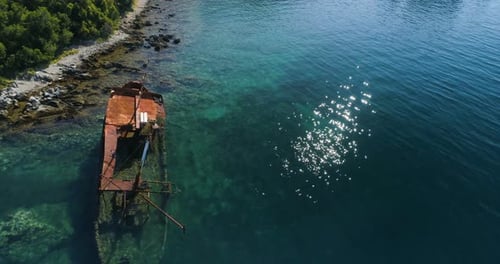 Versunkenes Schiff in der Nähe der Halbinsel Lustica