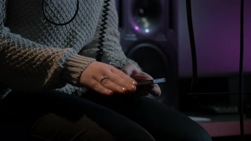 A hand tapping on a leg