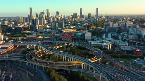 Luftaufnahme eines Autobahnkreuzes, Brisbane City, Queensland, Australien.