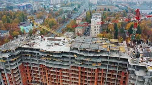Arbeit auf der Baustelle. Luftaufnahme des Gebäudes während des Baus