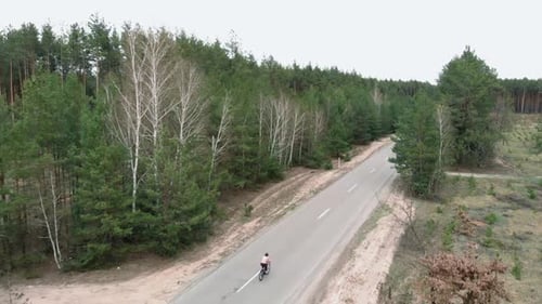 Fahrradfahren im Freien. Radfahrende Frau. Triathlon-Wettbewerb. Radfahrer bereitet sich auf das Rennen vor.