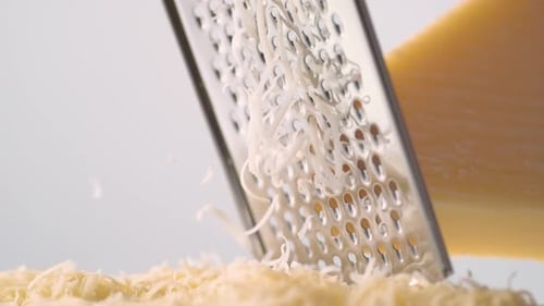 Geschredderter Käse. Zeitlupe.