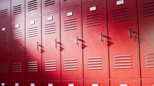 Des casiers pour les étudiants de l'école ou de l'université. Casiers rouges dans le couloir ou la salle de sport.